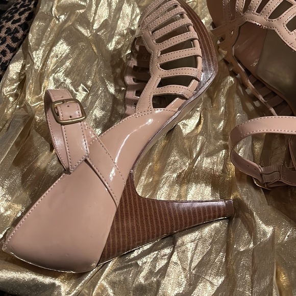 Dusty Rose dress shoe with gold tone buckles, wood like heel - Picture 3 of 9